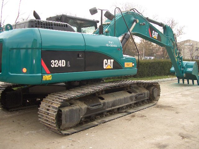 Tracked excavator